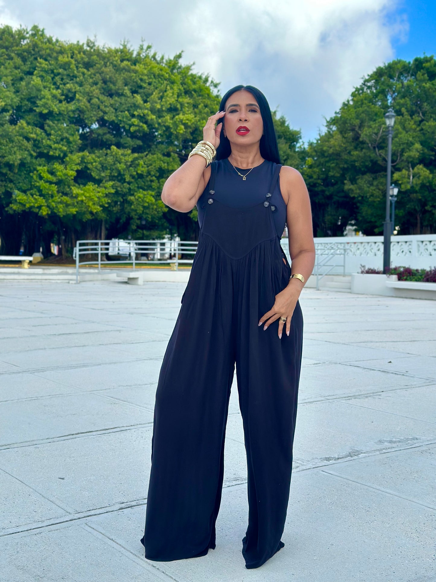 Black Oversized Overall (Ajustable en manguillos 3 botones. Tiene bolsillos)