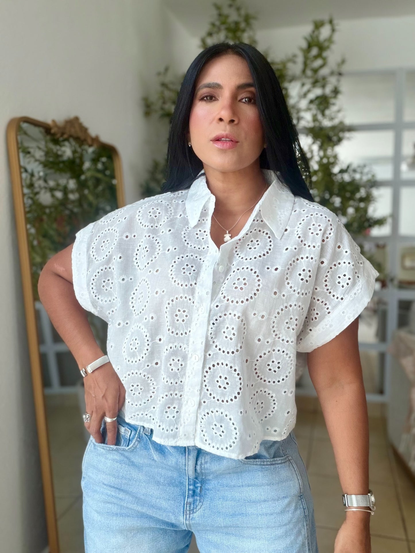 Luxe White Eyelet Premium Top (color blanco)