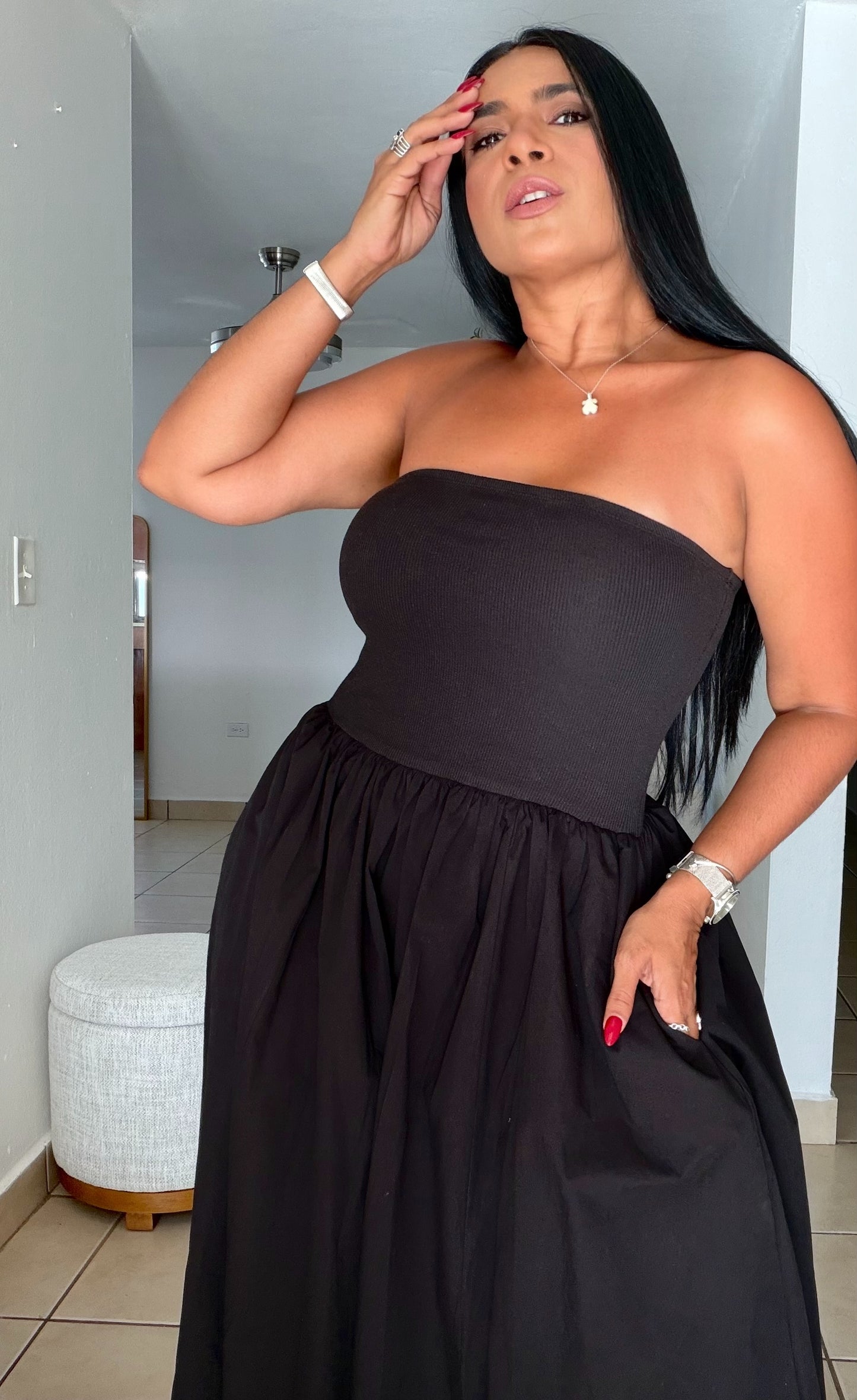 Stunning BlackTube Spandex Midi Dress (demasiado bello!!) tiene bolsillos. No zipper ni botones