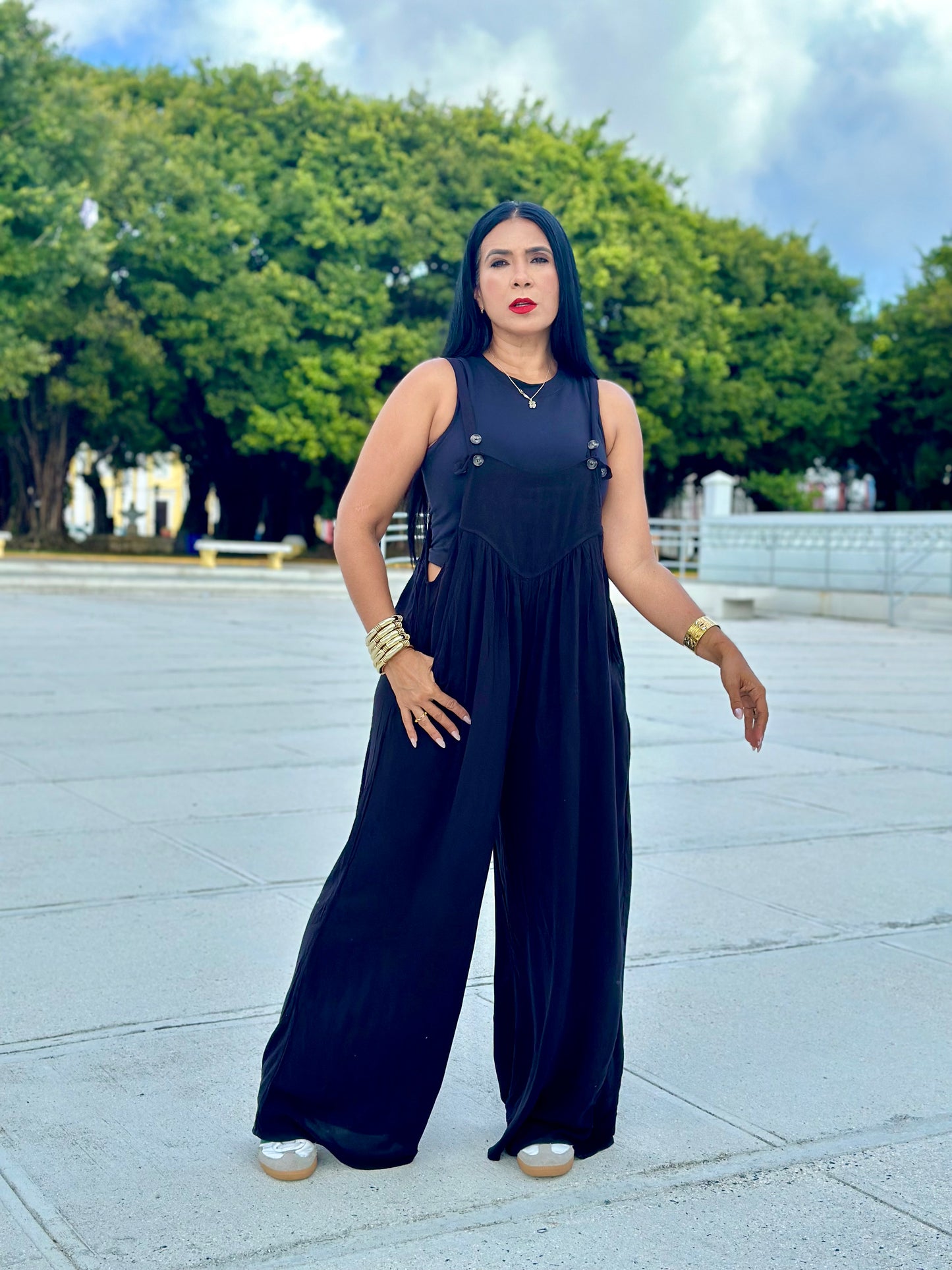 Black Oversized Overall (Ajustable en manguillos 3 botones. Tiene bolsillos)