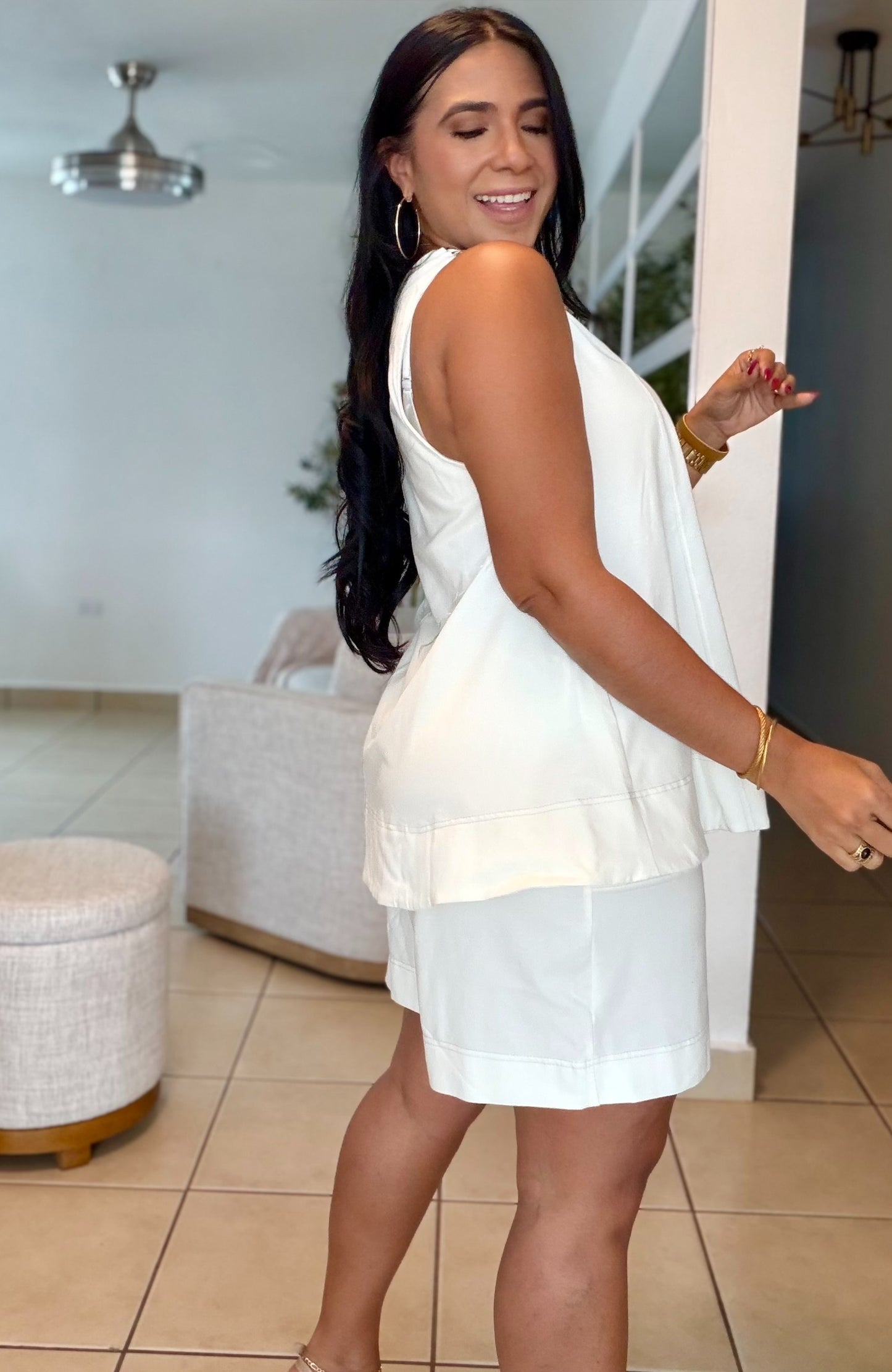 De Lujo Bien Expandible Bermuda y Peplum Top Off white CUBRIDOR (tiene bolsillos) no zipper no botones. Oversized (SOLD OUT)