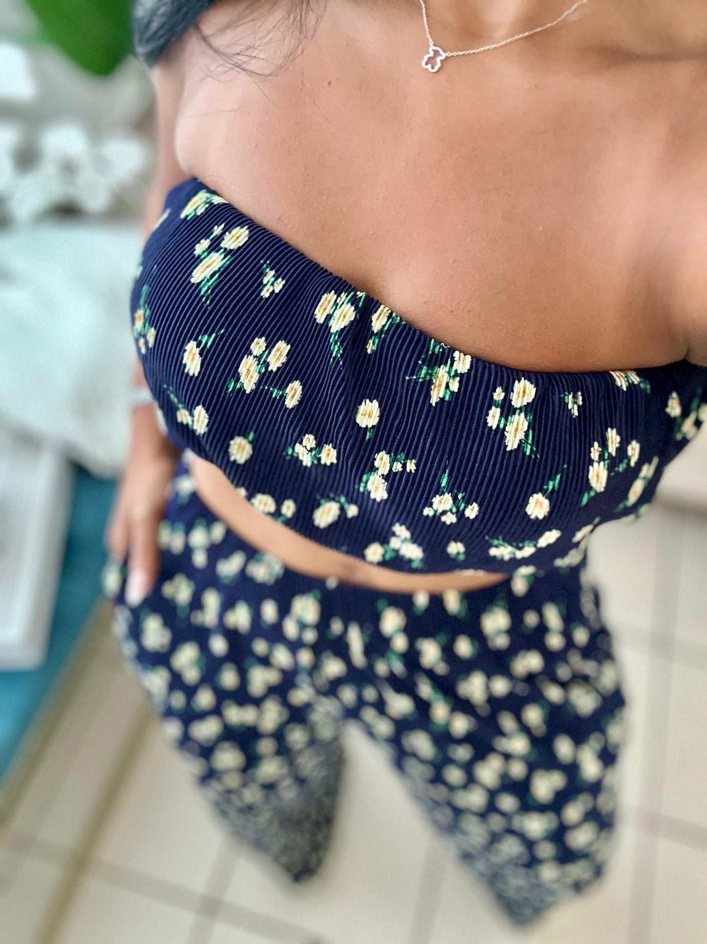 Navy Blue Flowers Spandex Set (bien expandible. (Puedes bajarle una talla)