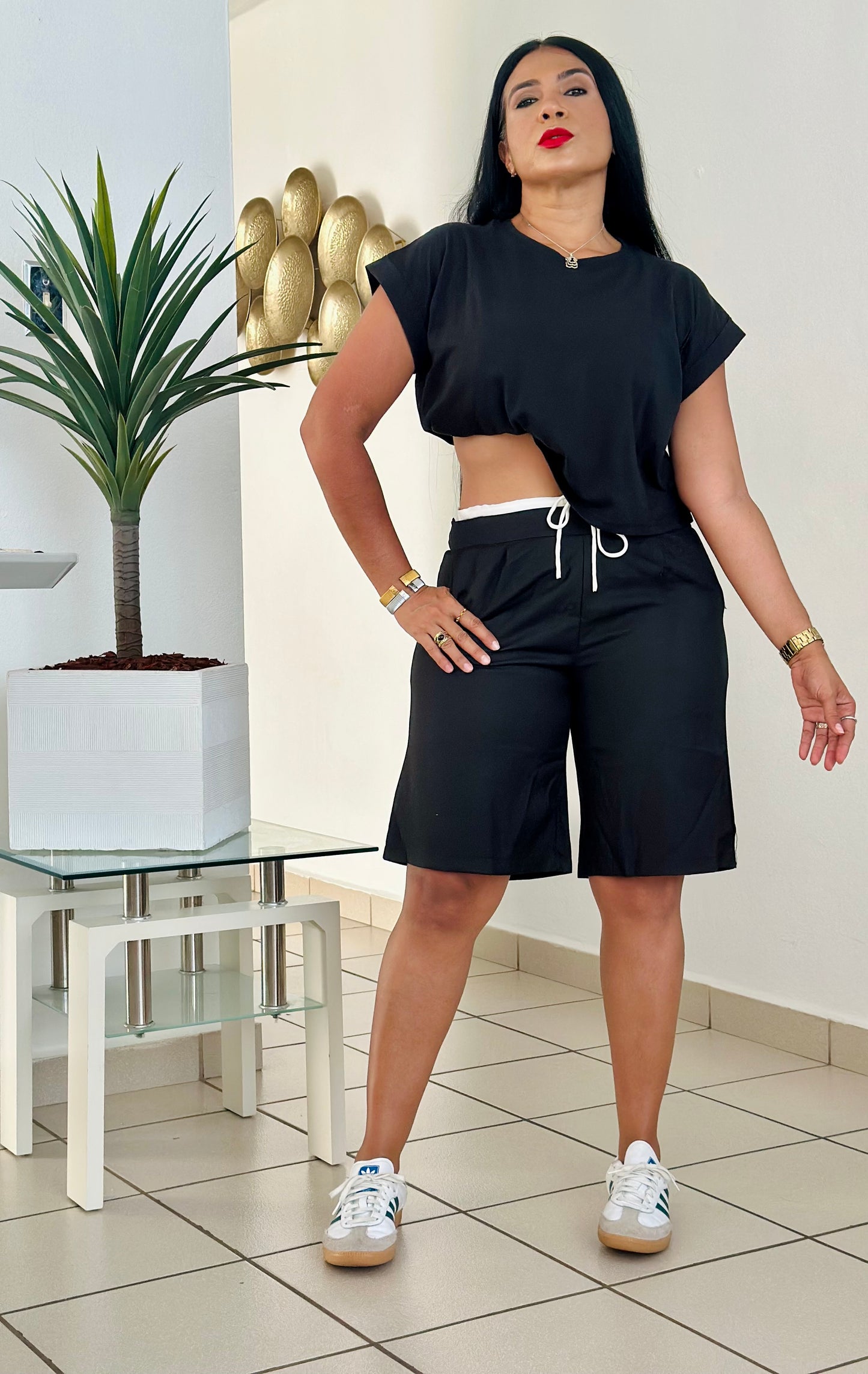 Black Bermuda (elástico en cintura y zipper al lado) tiene bolsillos