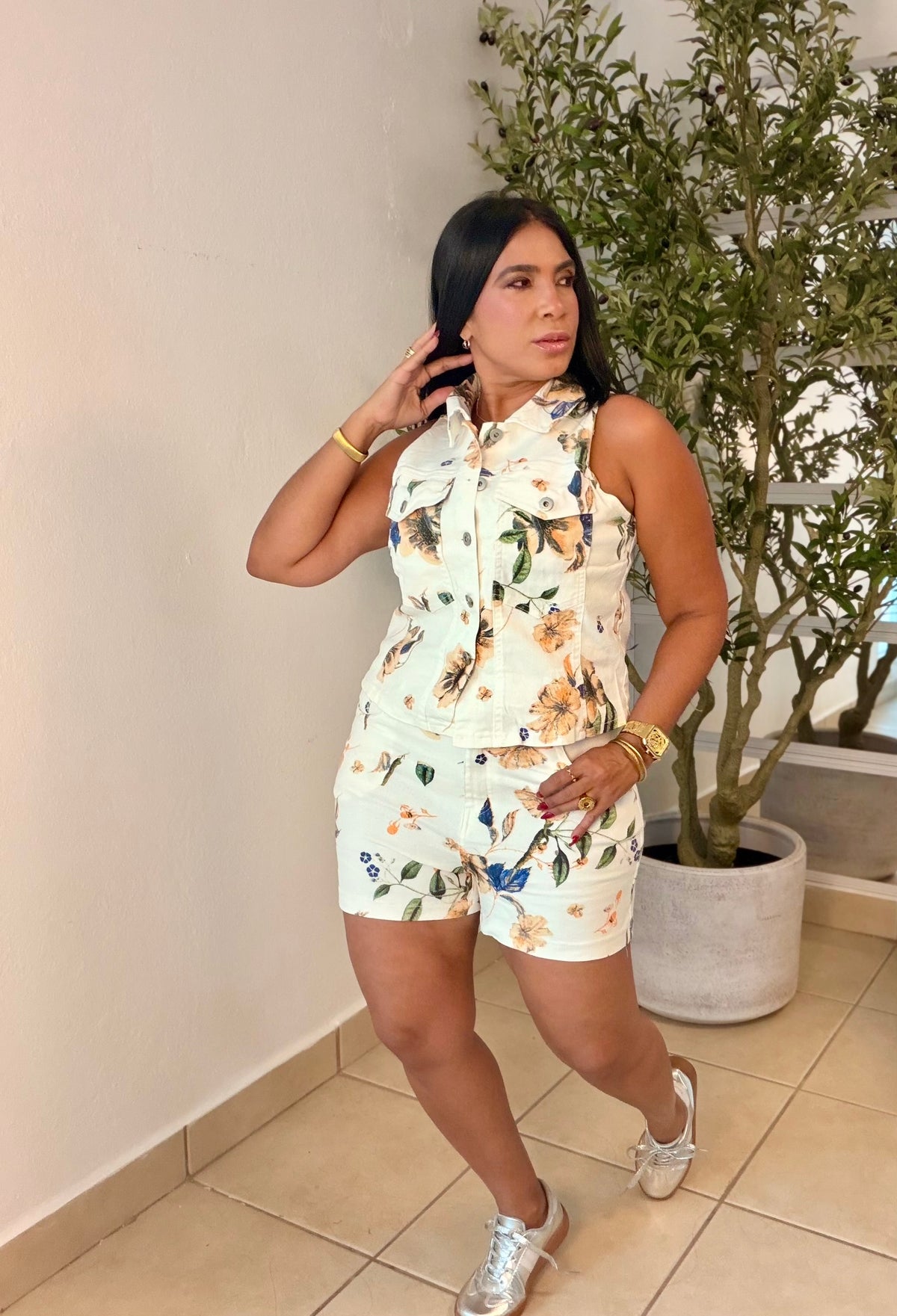 “Valeria” Denim White with flowers Set de Top tipo vest y shorts biennn expandible