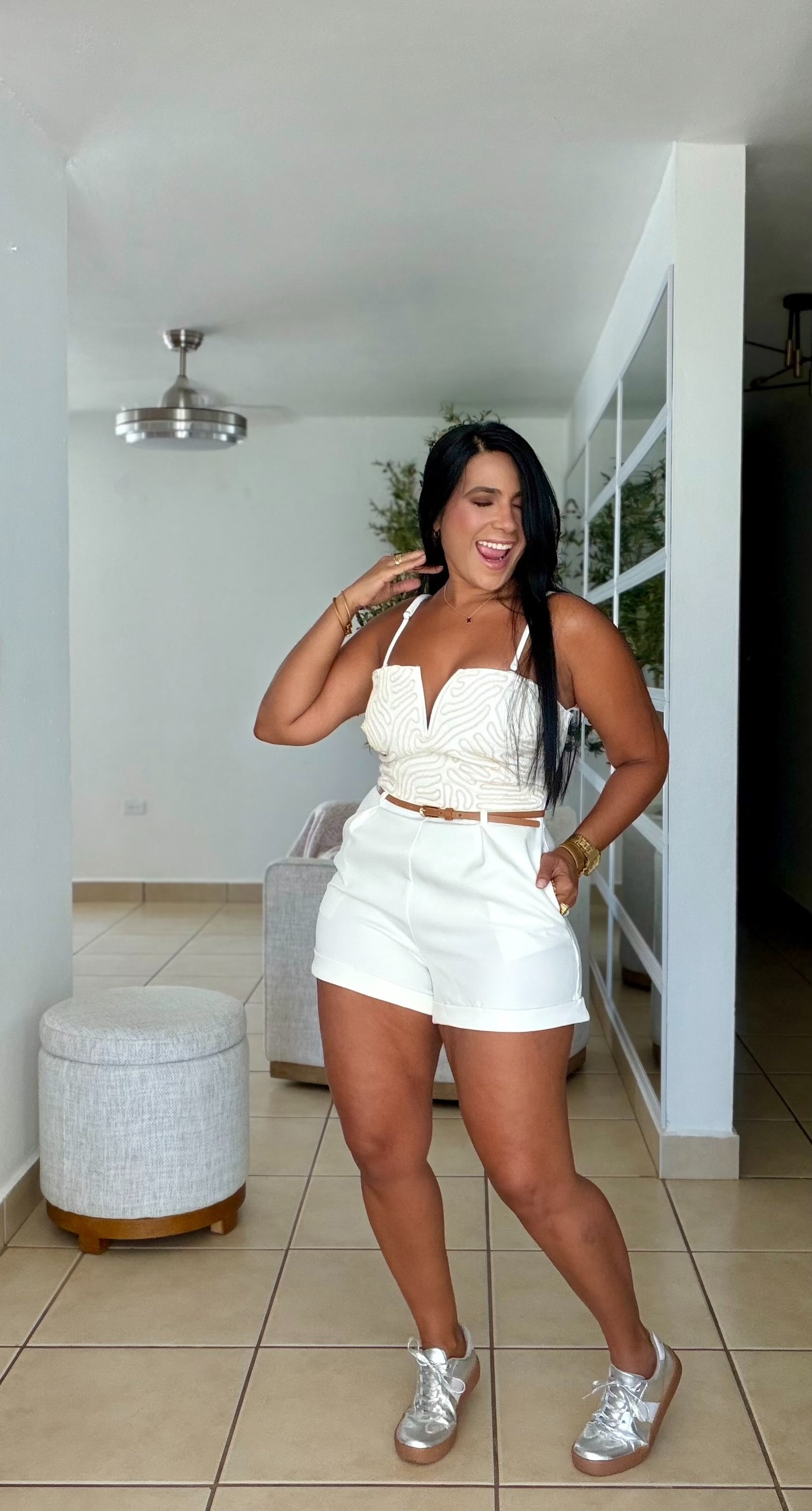De Blanco y Detalles en Crema e Incluye Correa Spandex Romper( tiene bolsillos) LO AMOOOO (SOLD OUT)