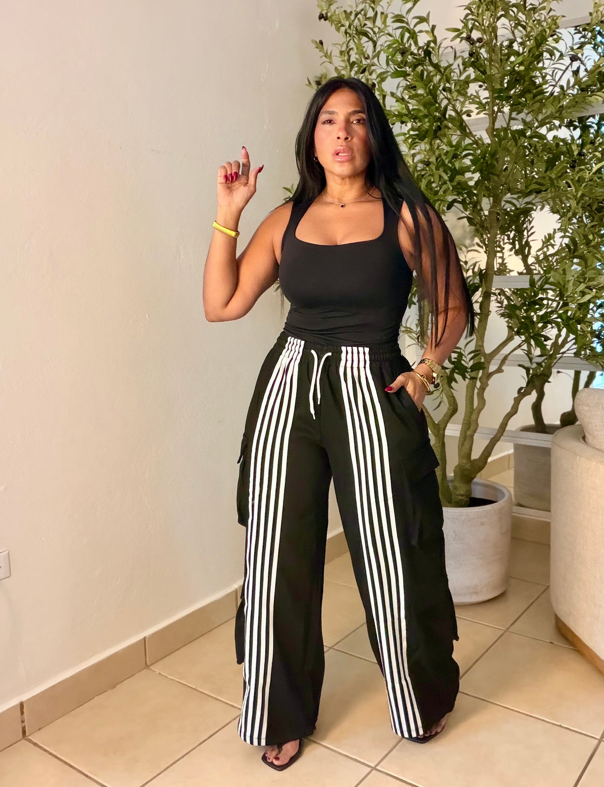 Trendy Blacky Black 💯%Cotton del Premium Spandex Oversized Wide Leg Pants (bolsillos y ajustable) Color negro con lìneas frontales blancas (SOLD OUT GRACIAS)