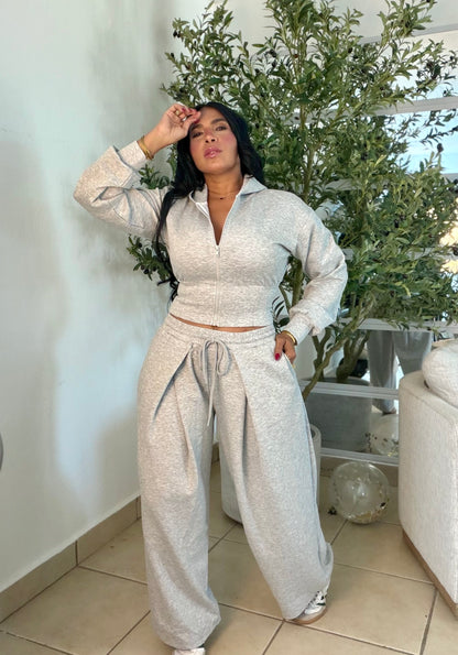 The Luxe Gray (gris claro) Mega Premium Baggy Pants Set Spandex. Tiene bolsillos. La calidad y comodidad es a otro nivel! Color gris claro de lujo y de viajes es perfecto
