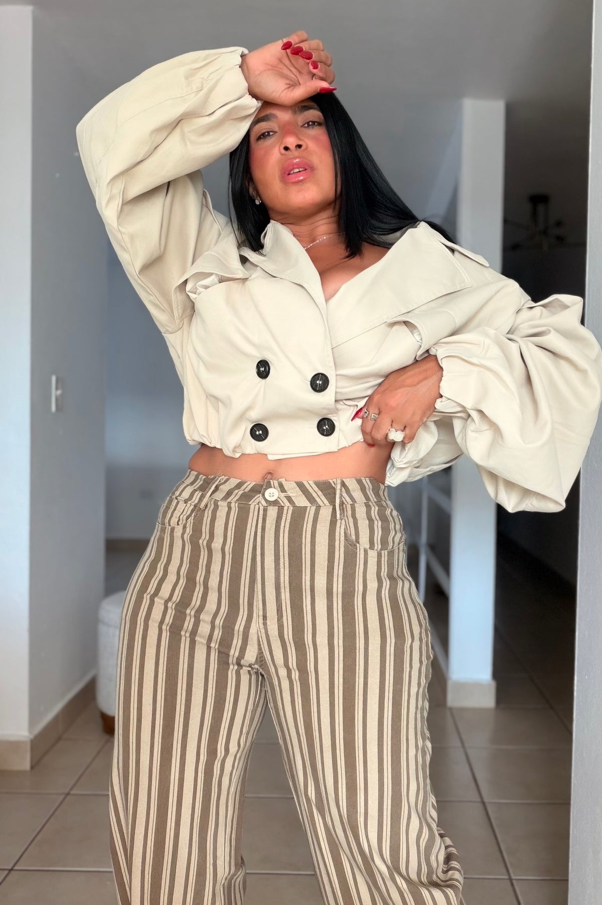 De Lujo Beige Spandex Blazer (jacket) con bolsillos y botones.  Oversized
