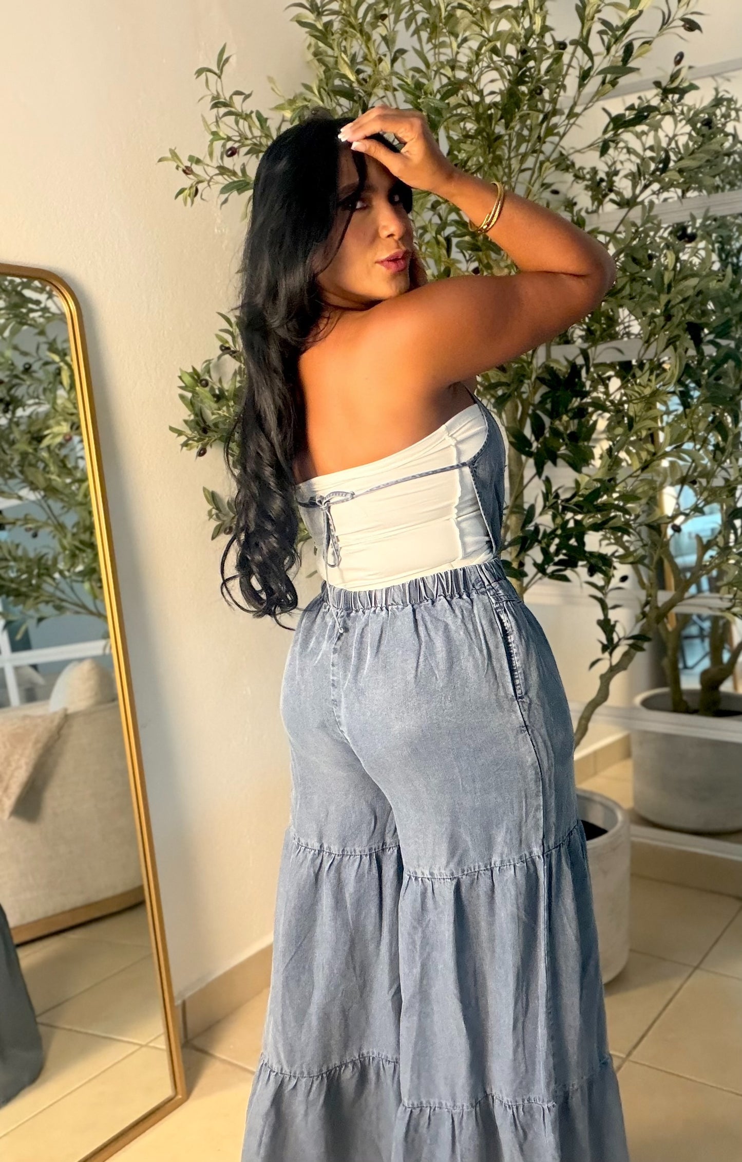 Cut-Out Denim Liviano Jumpsuit expandible y ajustable. No zipper ni botones. Tiene bolsillos