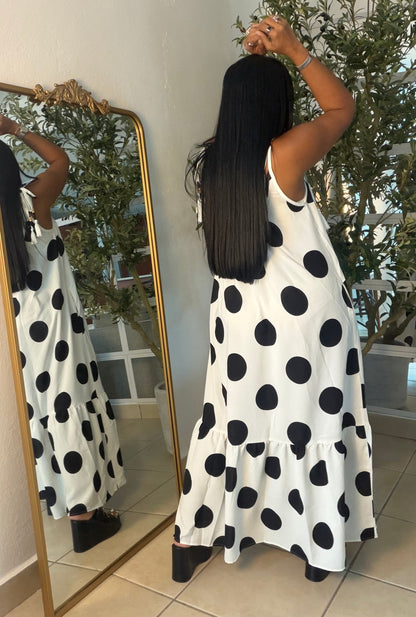 White and Black Polka Dots Maxi Dress (ajustable en manguillos a tu gusto) tiene bolsillos