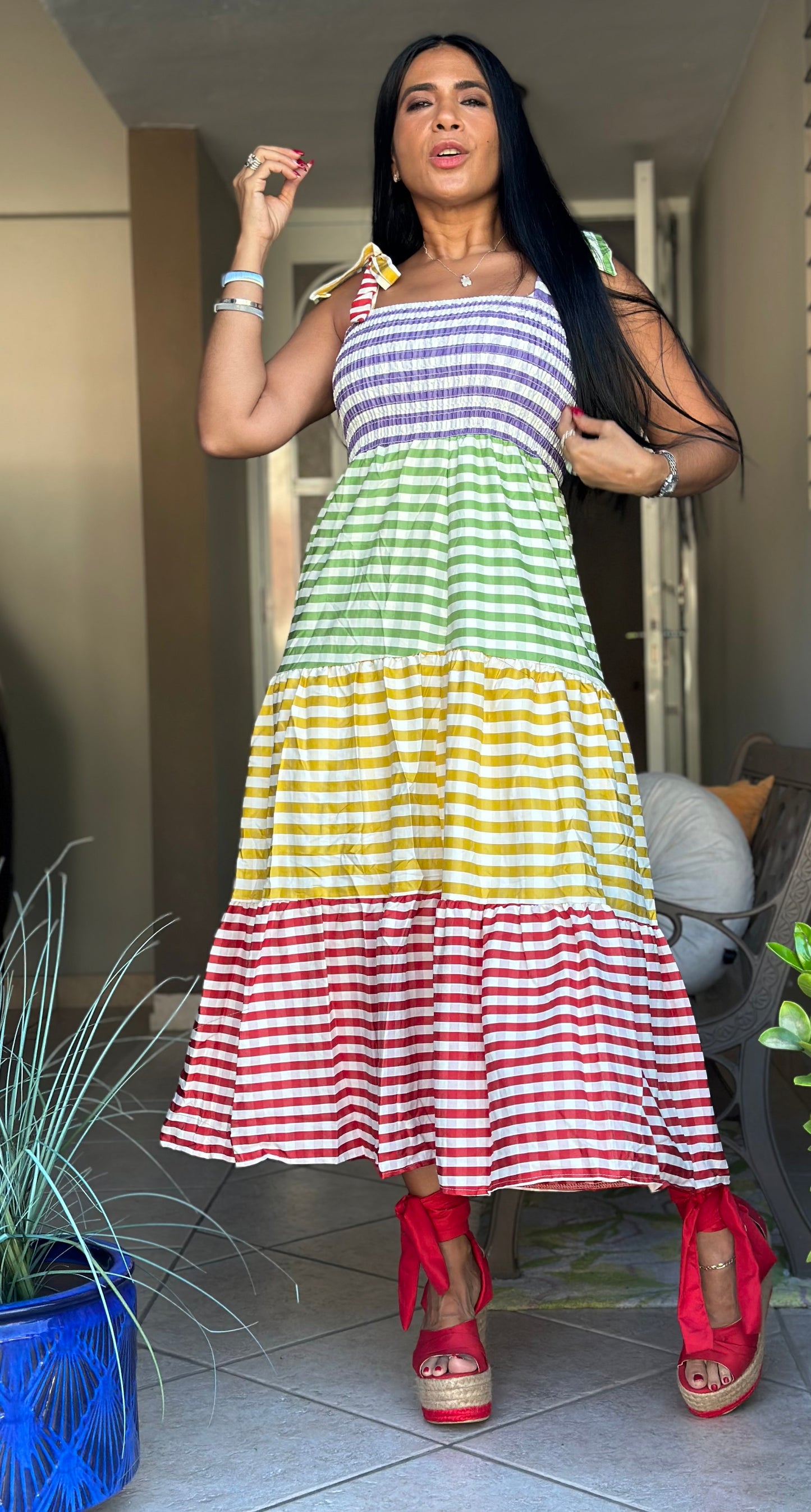 Los Colores Expandible y Bellooo Dress (ajustable en manguillos) ponle un top de manguitas cortas también