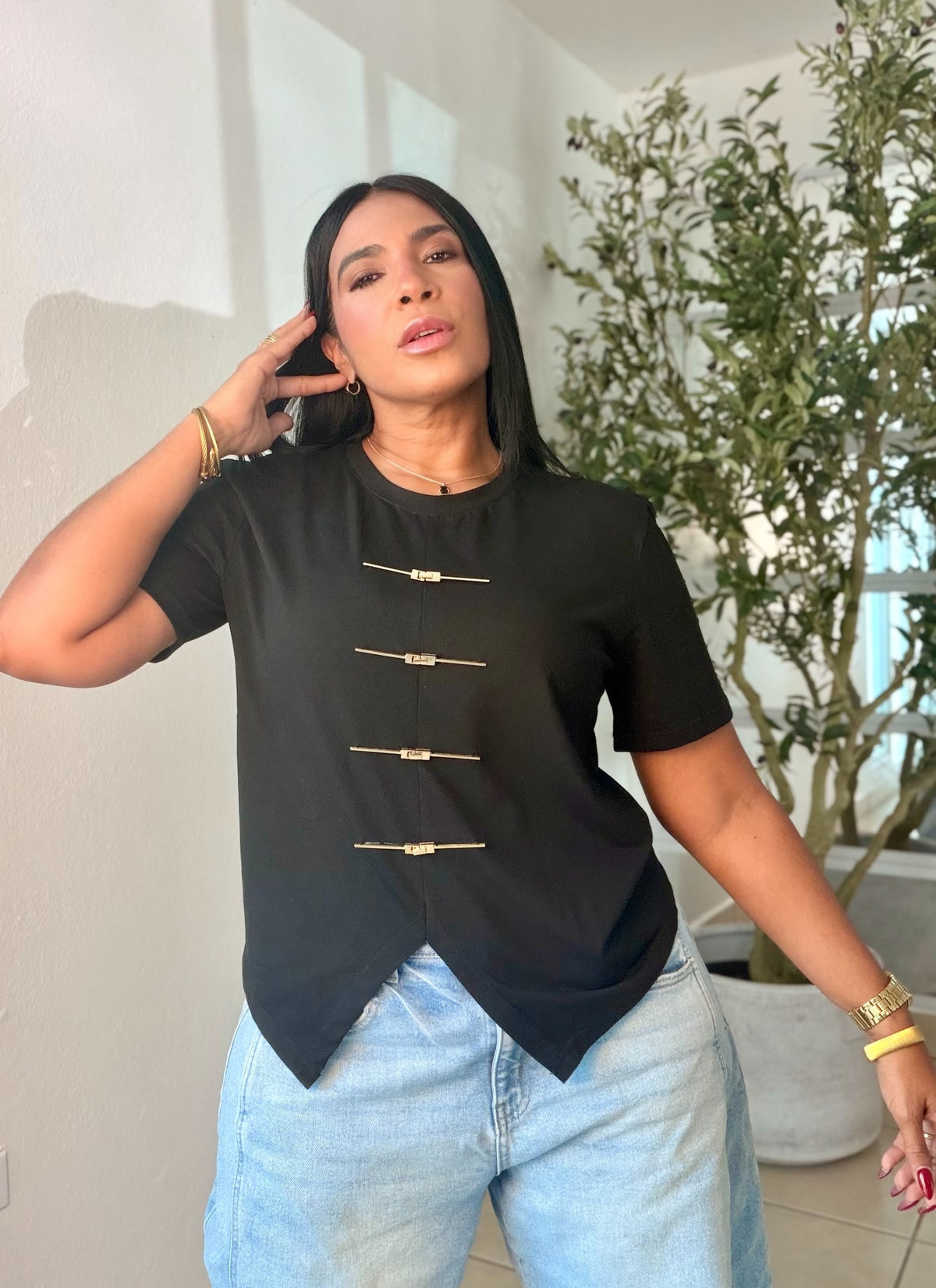 Black Premium Shirt With Gold Details (expandible y cómoda total) 💯 cotton