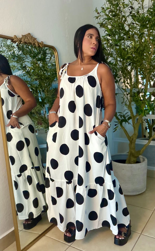 White and Black Polka Dots Maxi Dress (ajustable en manguillos a tu gusto) tiene bolsillos