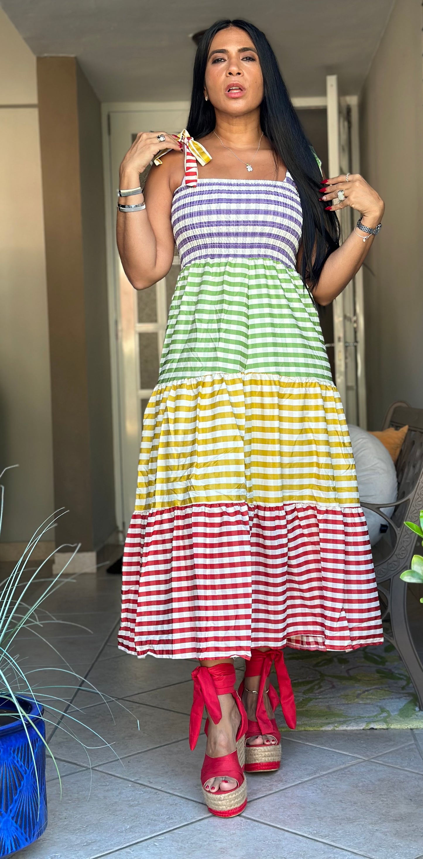 Los Colores Expandible y Bellooo Dress (ajustable en manguillos) ponle un top de manguitas cortas también