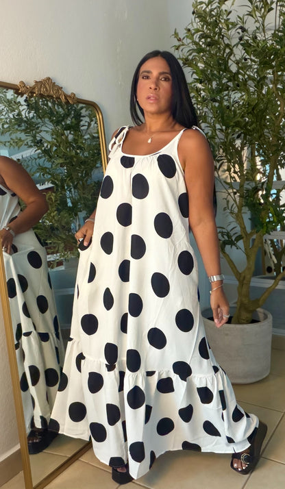 White and Black Polka Dots Maxi Dress (ajustable en manguillos a tu gusto) tiene bolsillos