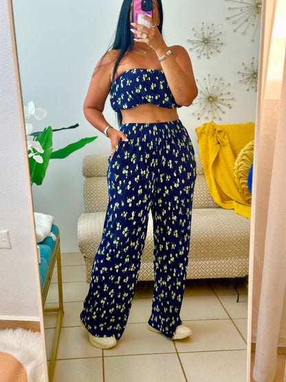 Navy Blue Flowers Spandex Set (bien expandible.  (Puedes bajarle una talla)
