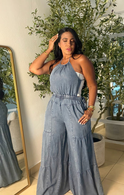 Cut-Out Denim Liviano Jumpsuit expandible y ajustable. No zipper ni botones. Tiene bolsillos