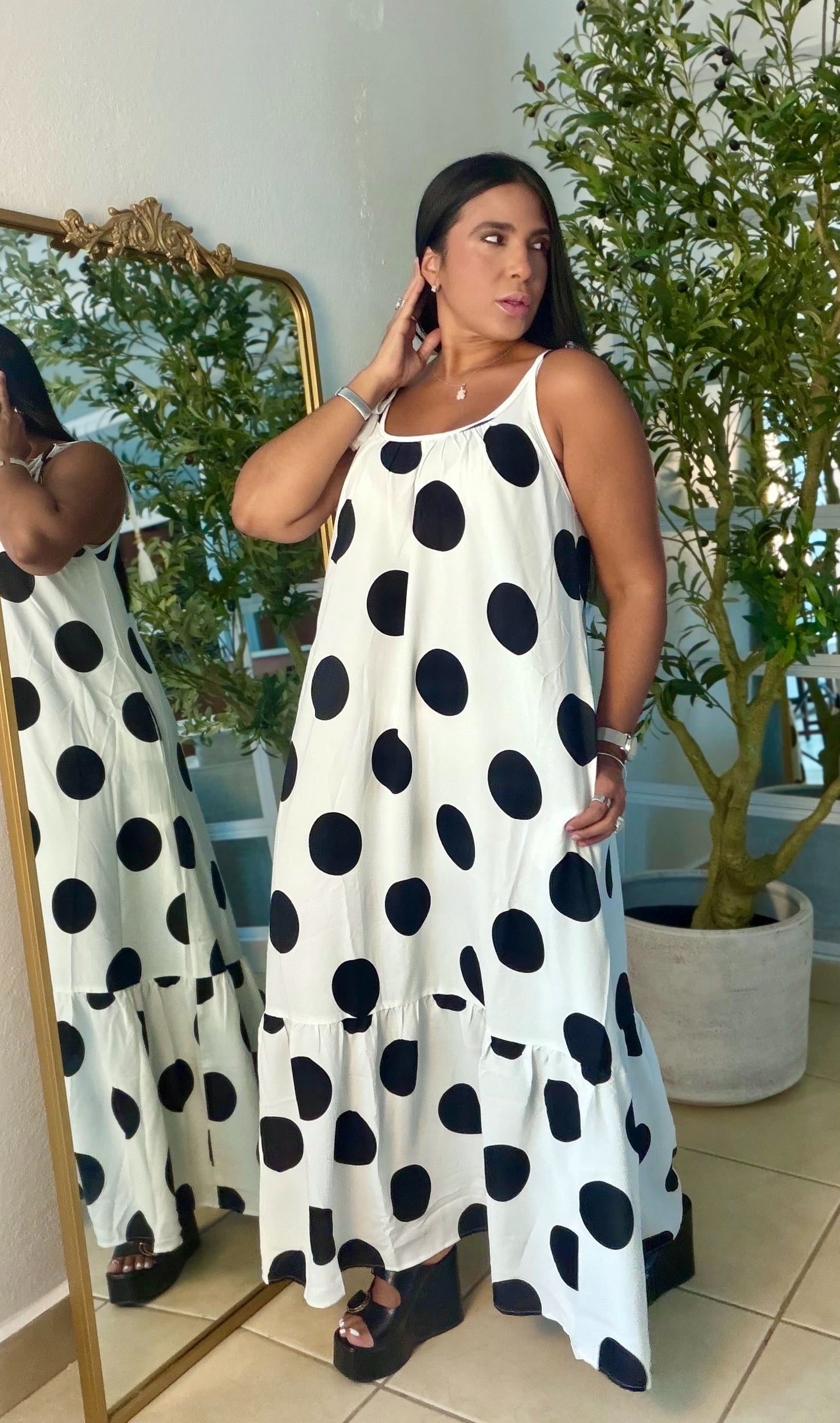 White and Black Polka Dots Maxi Dress (ajustable en manguillos a tu gusto) tiene bolsillos