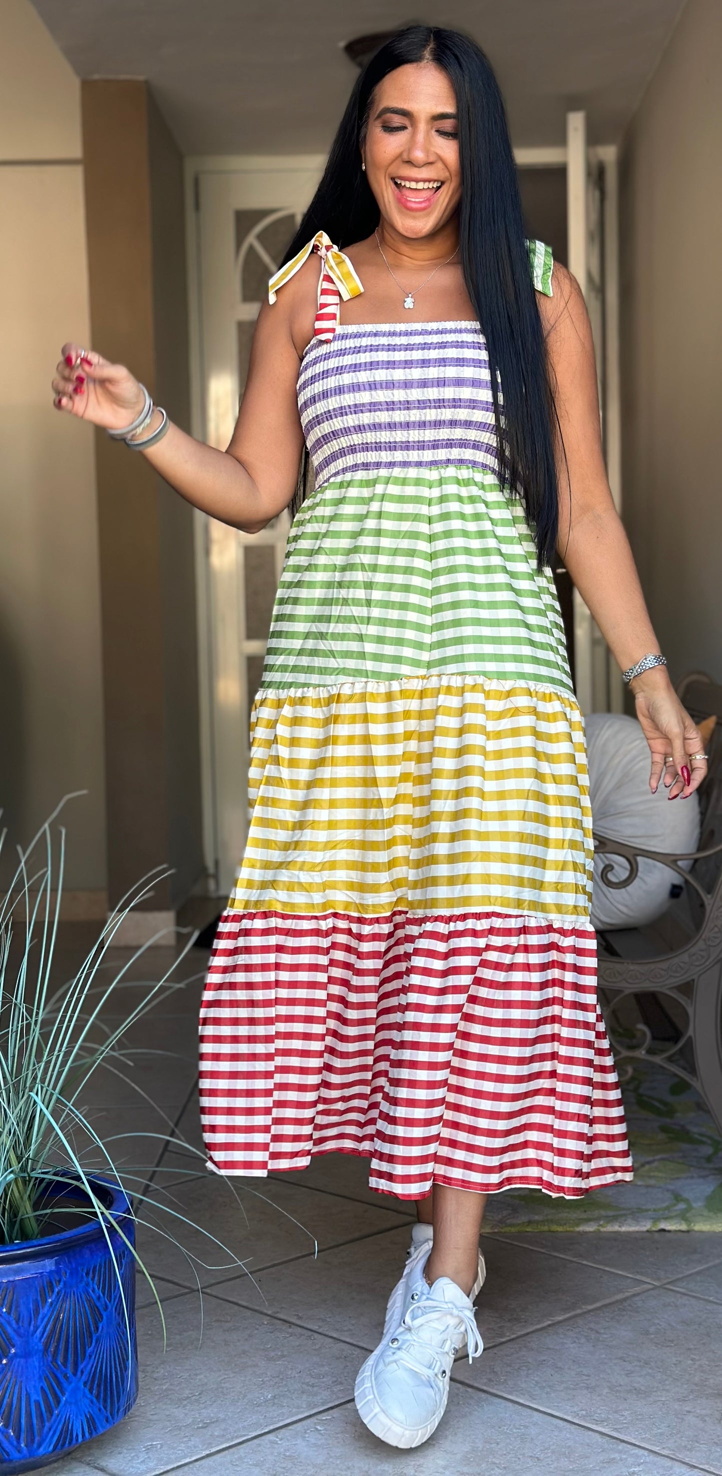 Los Colores Expandible y Bellooo Dress (ajustable en manguillos) ponle un top de manguitas cortas también