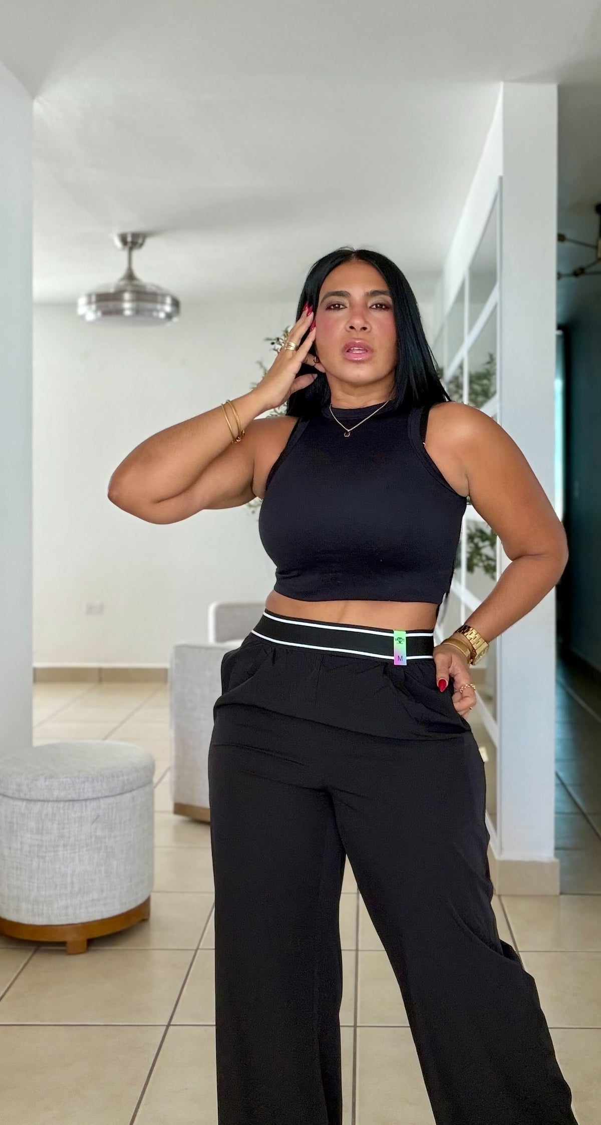 Es Igualito! Vibrant Spandex Total Black Wide Leg Liviano Pants. Color negro y tiene bolsillos (SOLD OUT GRACIAS)