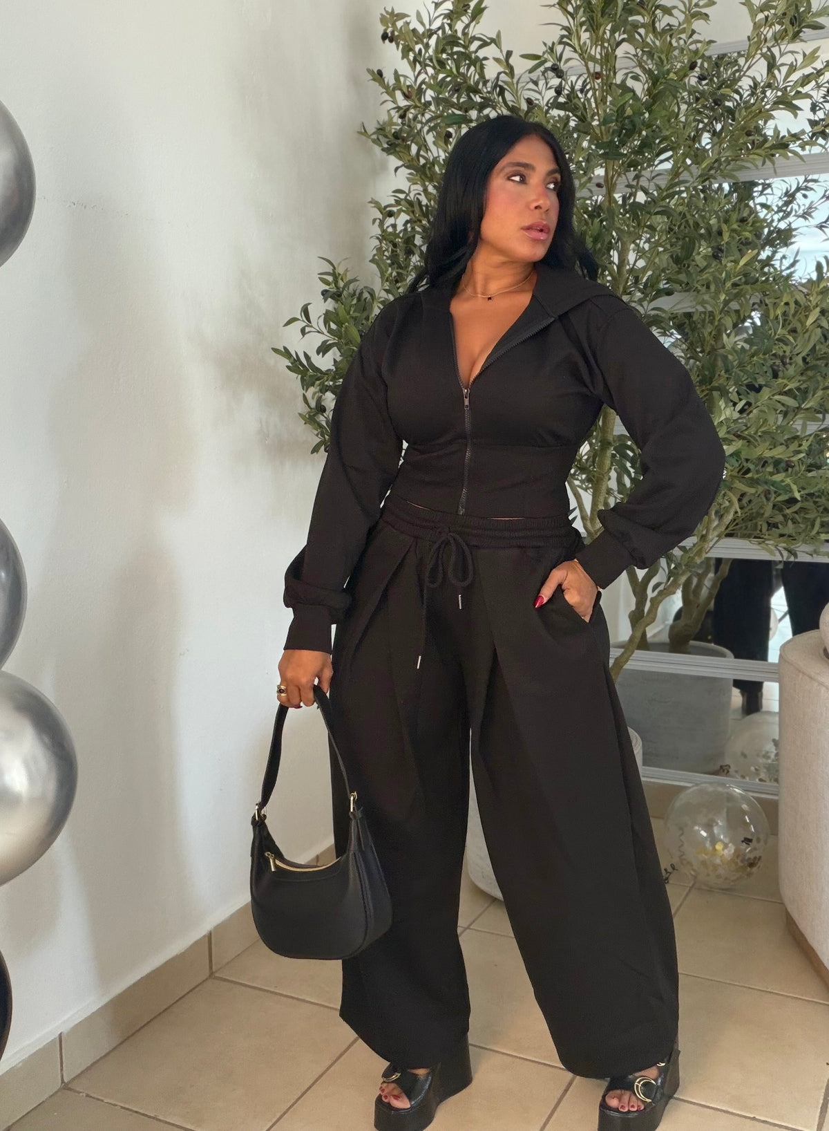 The Luxe Blacky Mega Premium Baggy Pants Set Spandex. Tiene bolsillos. La calidad y comodidad es a otro nivel! Color negro de lujo y de viajes es perfecto (SOLD OUT GRACIAS)