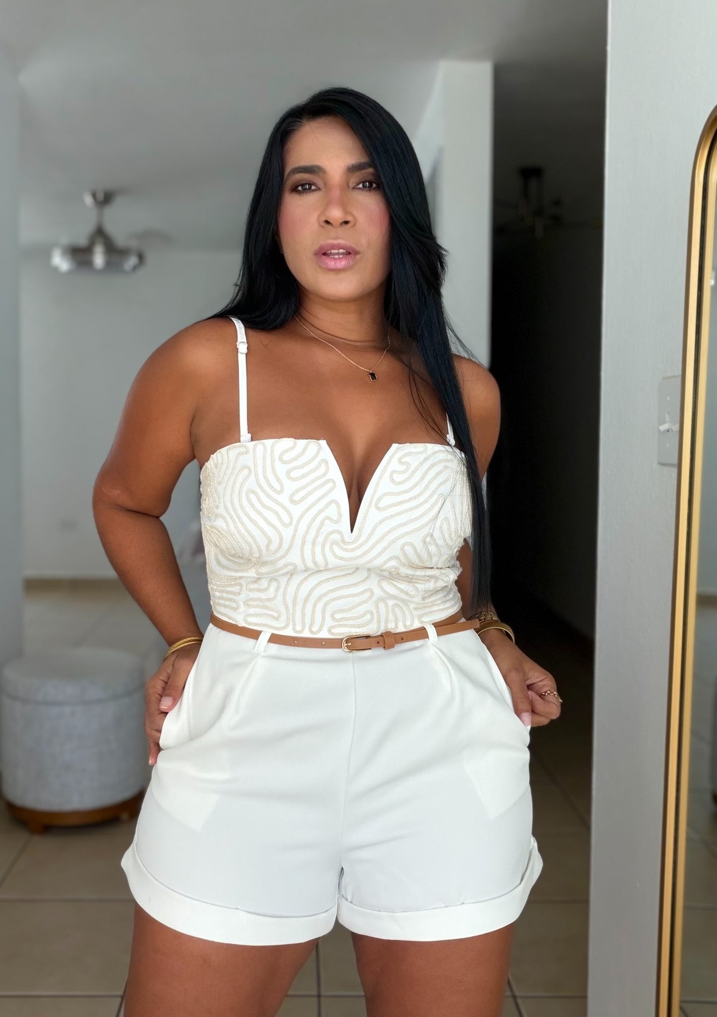 De Blanco y Detalles en Crema e Incluye Correa Spandex Romper( tiene bolsillos) LO AMOOOO (SOLD OUT)