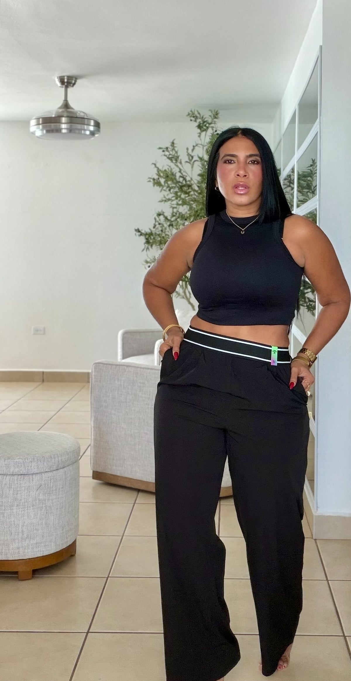 Es Igualito! Vibrant Spandex Total Black Wide Leg Liviano Pants. Color negro y tiene bolsillos (SOLD OUT GRACIAS)
