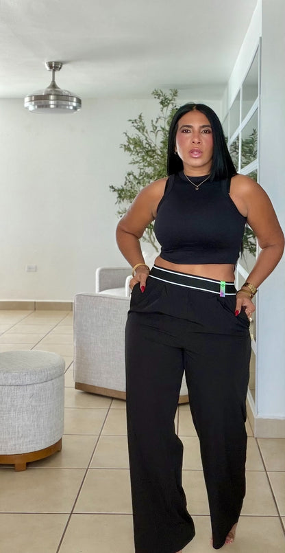 Es Igualito! Vibrant Spandex Total Black Wide Leg Liviano Pants. Color negro y tiene bolsillos (SOLD OUT GRACIAS)