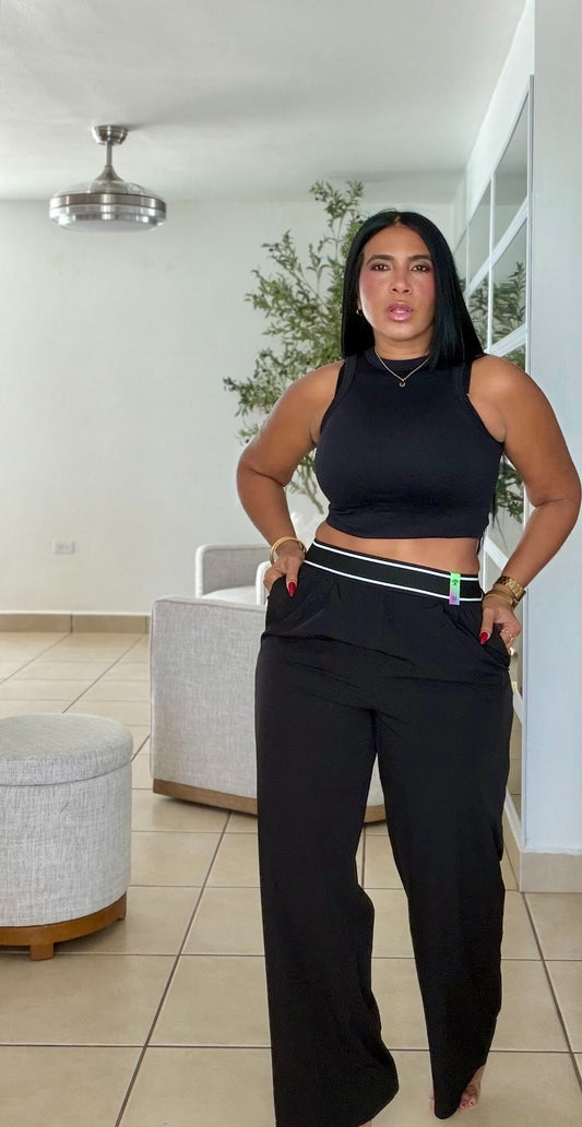 Es Igualito! Vibrant Spandex Total Black Wide Leg Liviano Pants. Color negro y tiene bolsillos (SOLD OUT GRACIAS)