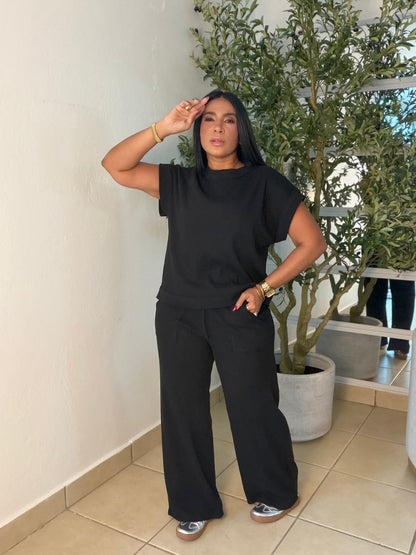 Black Blacky Spandex Set (top and pants) Bien Spandex y ùnico color. 💯 cotton premium y para viajar es muy top tambièn. Loungewear (SOLD OUT GRACIAS)