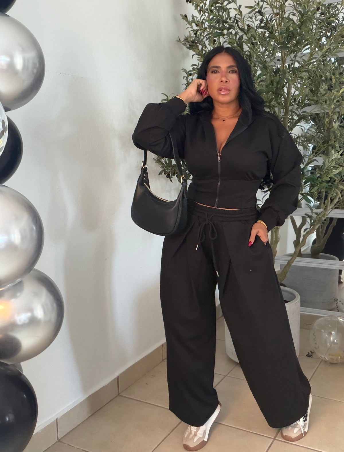 The Luxe Blacky Mega Premium Baggy Pants Set Spandex. Tiene bolsillos. La calidad y comodidad es a otro nivel! Color negro de lujo y de viajes es perfecto (SOLD OUT GRACIAS)