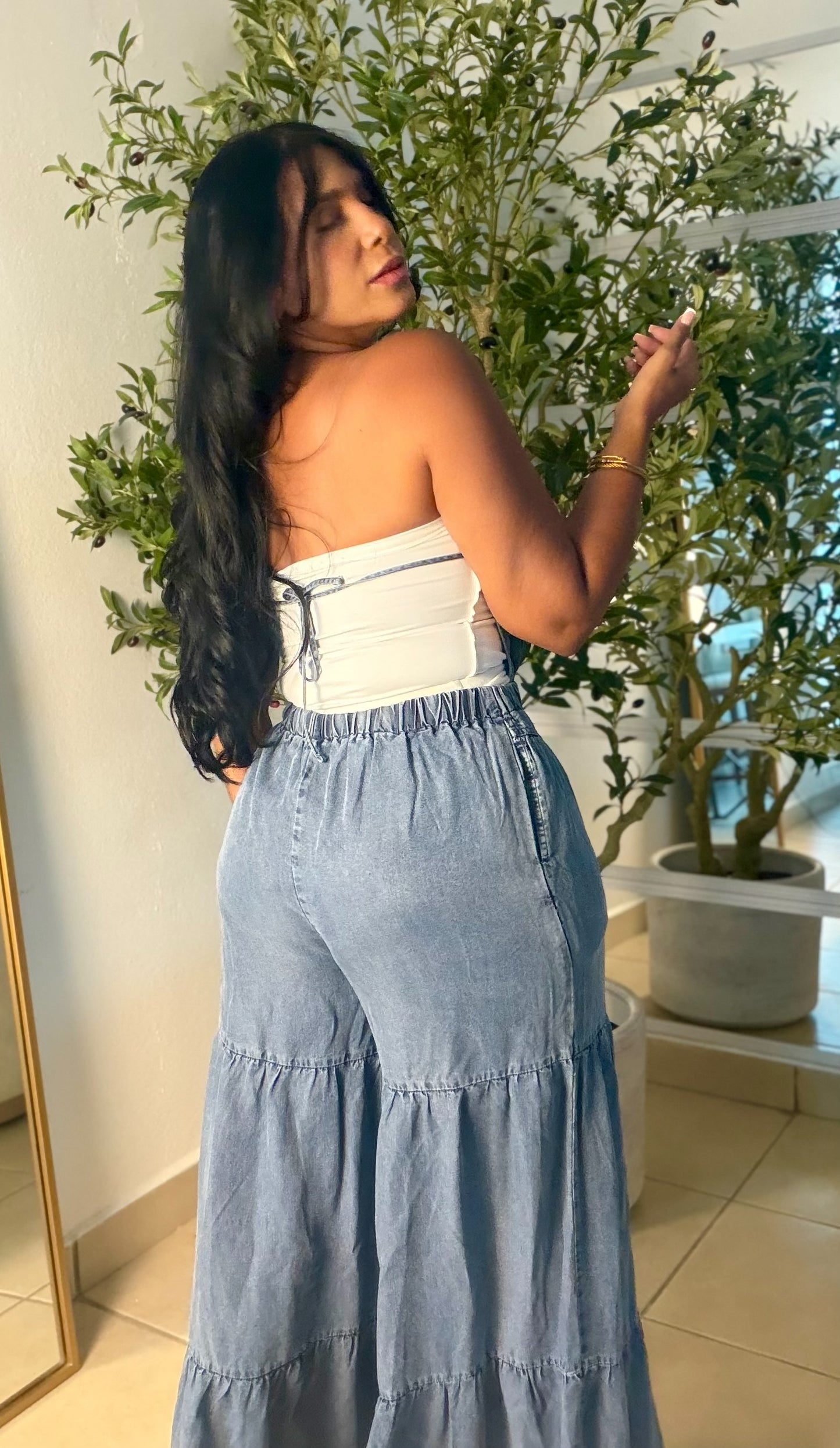 Cut-Out Denim Liviano Jumpsuit expandible y ajustable. No zipper ni botones. Tiene bolsillos