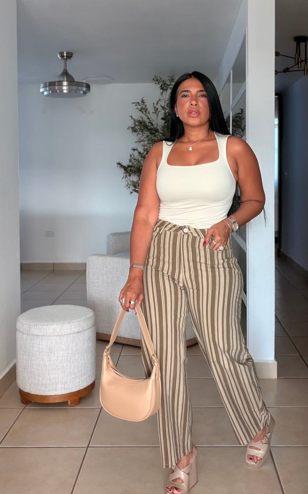 Beige Crema and Choco Brown Spandex Barrel Pants (liviano, còmdo, tiene bolsillos y bien spandex) con lìneas verticales