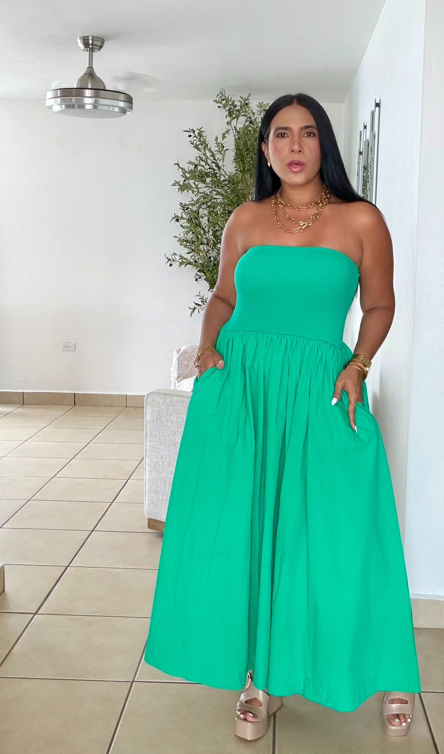 Stunning Green Tube Spandex Midi Dress (demasiado bello!!) tiene bolsillos. No zipper ni botones