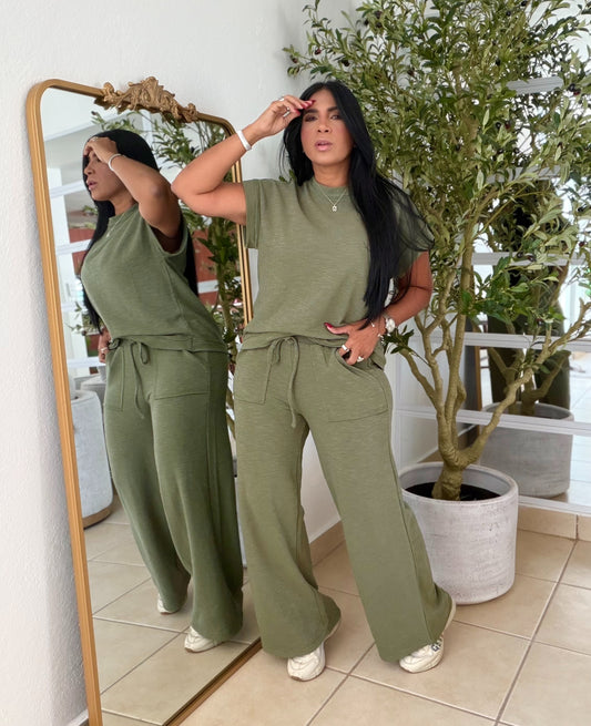 Set olive green  Luxe Travel Spandex Comfy Set (tiene bolsillos y no zipper ni botones) Conjunto de dos piezas Verde Olivo