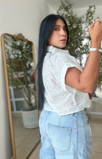 Luxe White Eyelet Premium Top (color blanco)