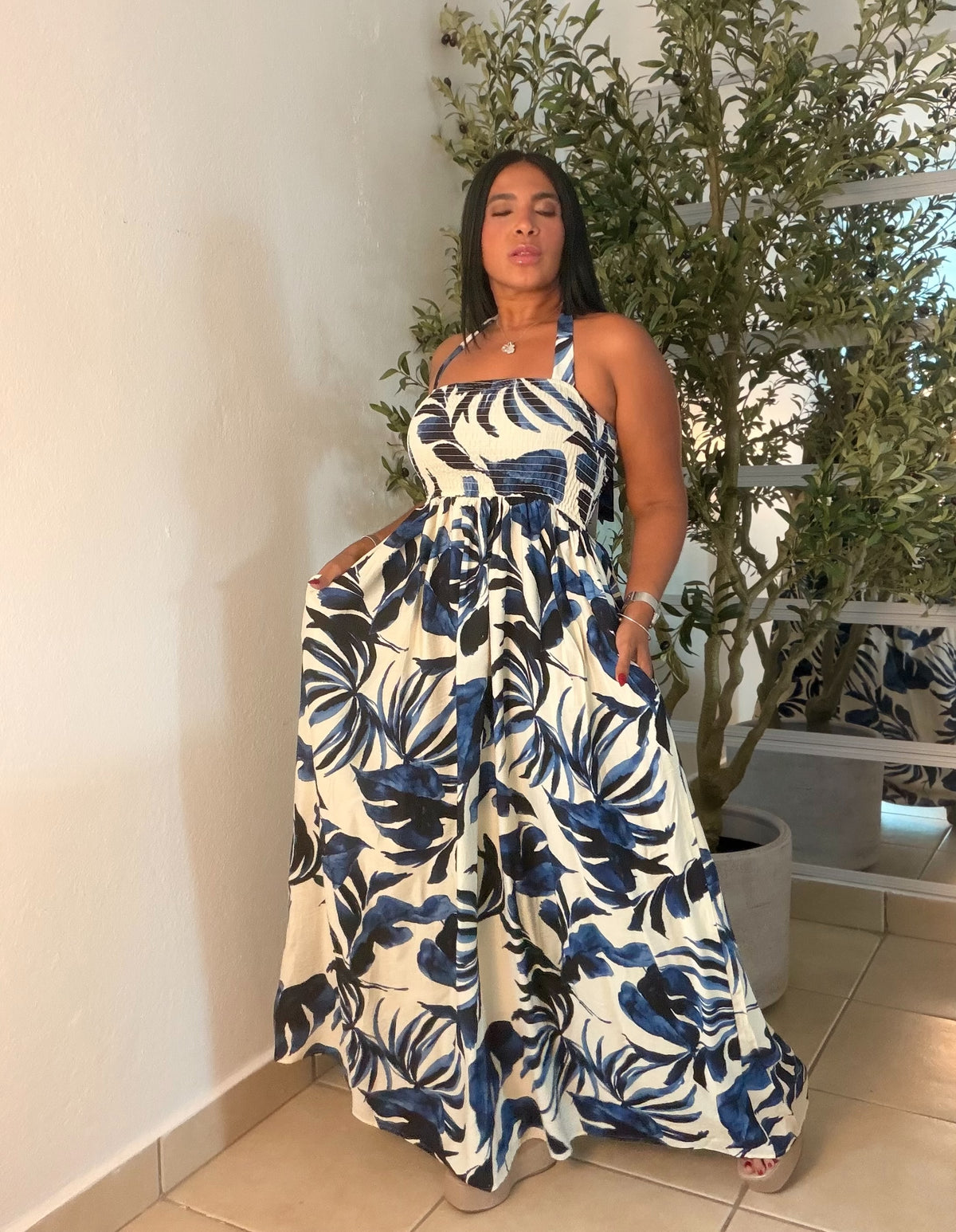 Jaravacia Leaves Blue Spandex Halter and tube Maxi Dress ( color azul bienn spandex y tiene bolsillos) puesto small