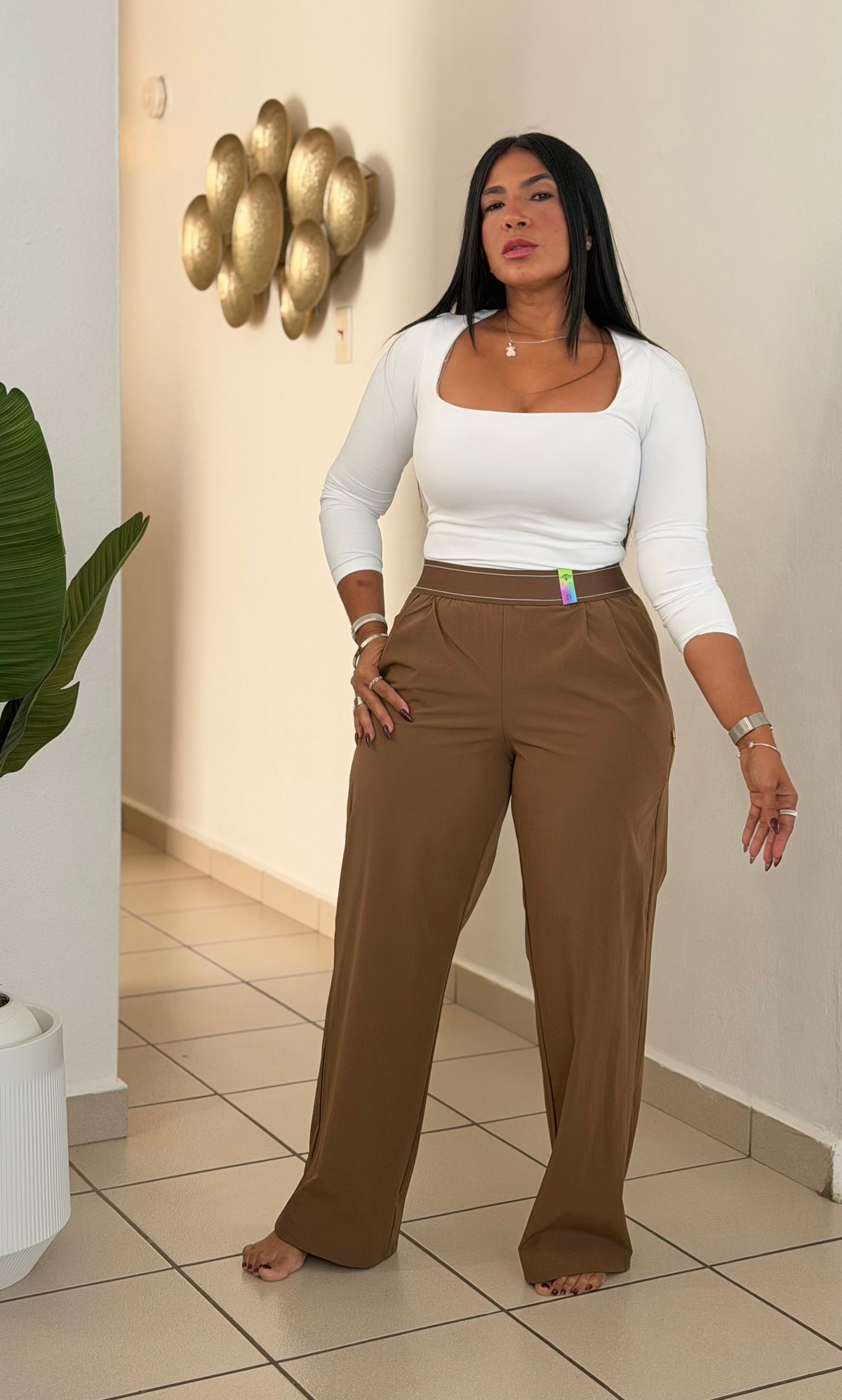 Es Igualito! Vibrant Spandex Total Choco Brown Wide Leg Liviano Pants. Color negro y tiene bolsillos COLOR BROWN CHOCO (SOLD OUT GRACIAS)
