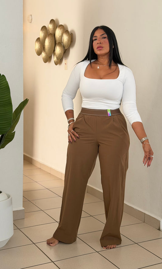 Es Igualito! Vibrant Spandex Total Choco Brown Wide Leg Liviano Pants. Color negro y tiene bolsillos COLOR BROWN CHOCO (SOLD OUT GRACIAS)