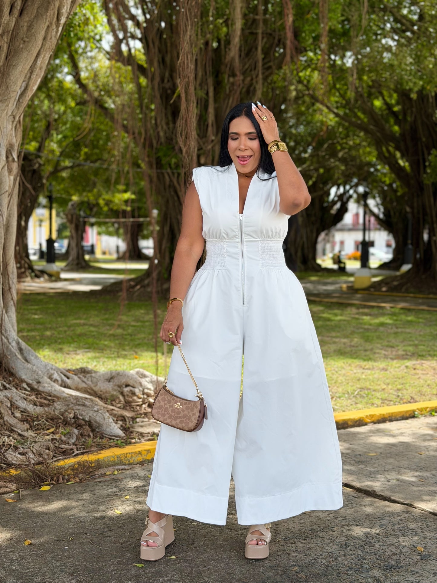 Dara Colección Exclusiva.  White Jumpsui! (Mega cómodo, expandible y tiene bolsillos) no clarea jamás! Es perfecciòn.