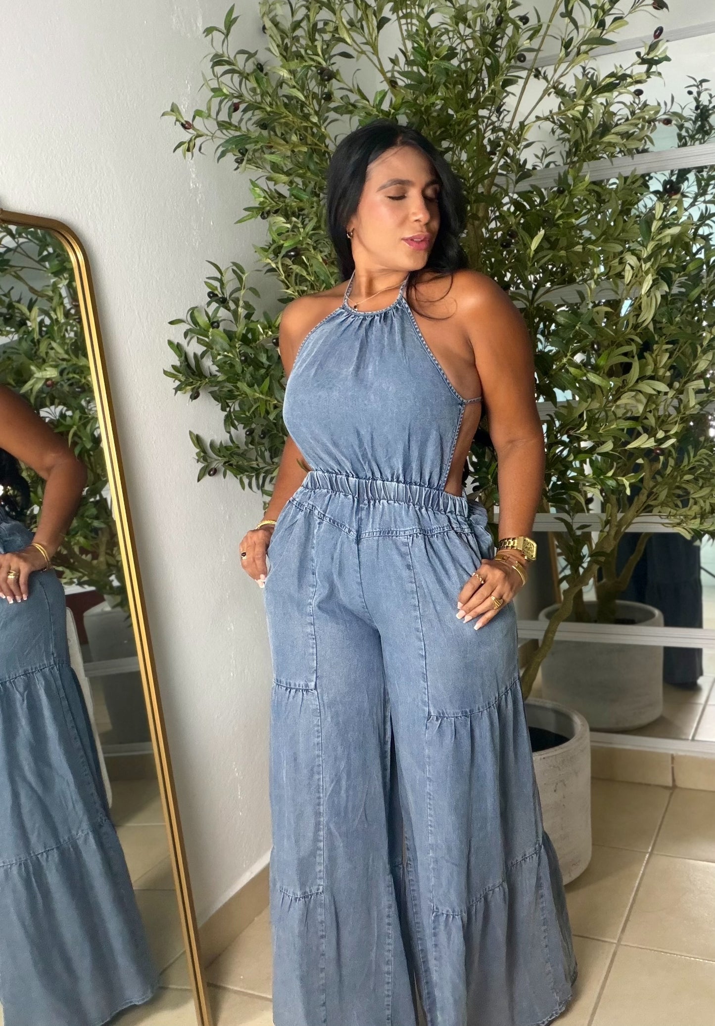 Cut-Out Denim Liviano Jumpsuit expandible y ajustable. No zipper ni botones. Tiene bolsillos