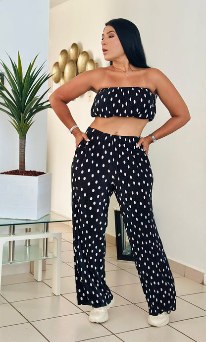 Set Polka Dots Mega Spandex y Mega bello ( tiene bolsillos y es bien suelto) puedes bajarle una talla) no zipper ni botones