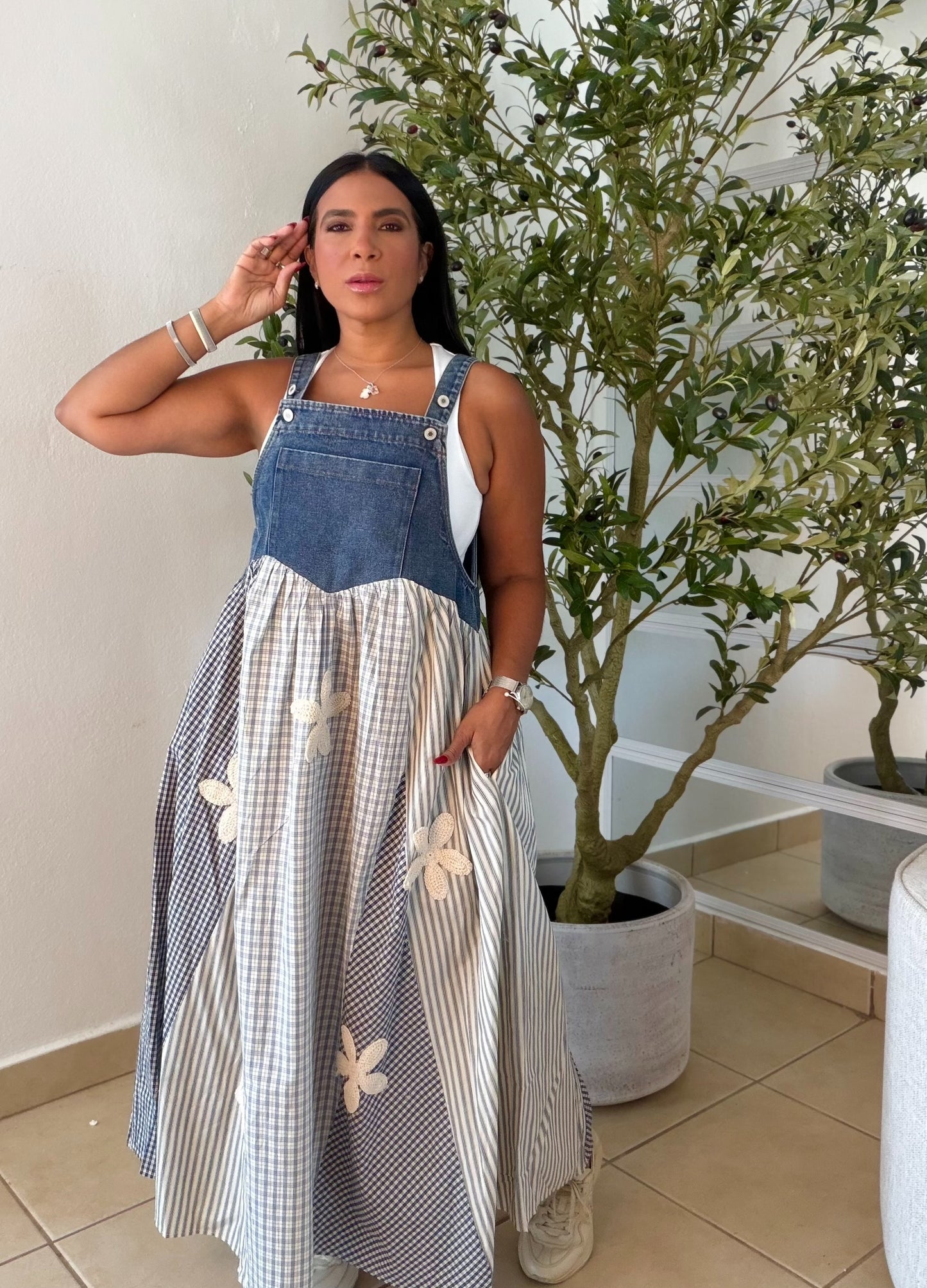 Denim Blue Patches and Fower Details  Oversized Dress (tiene bolsillos y ajustable a gusto en mangos)