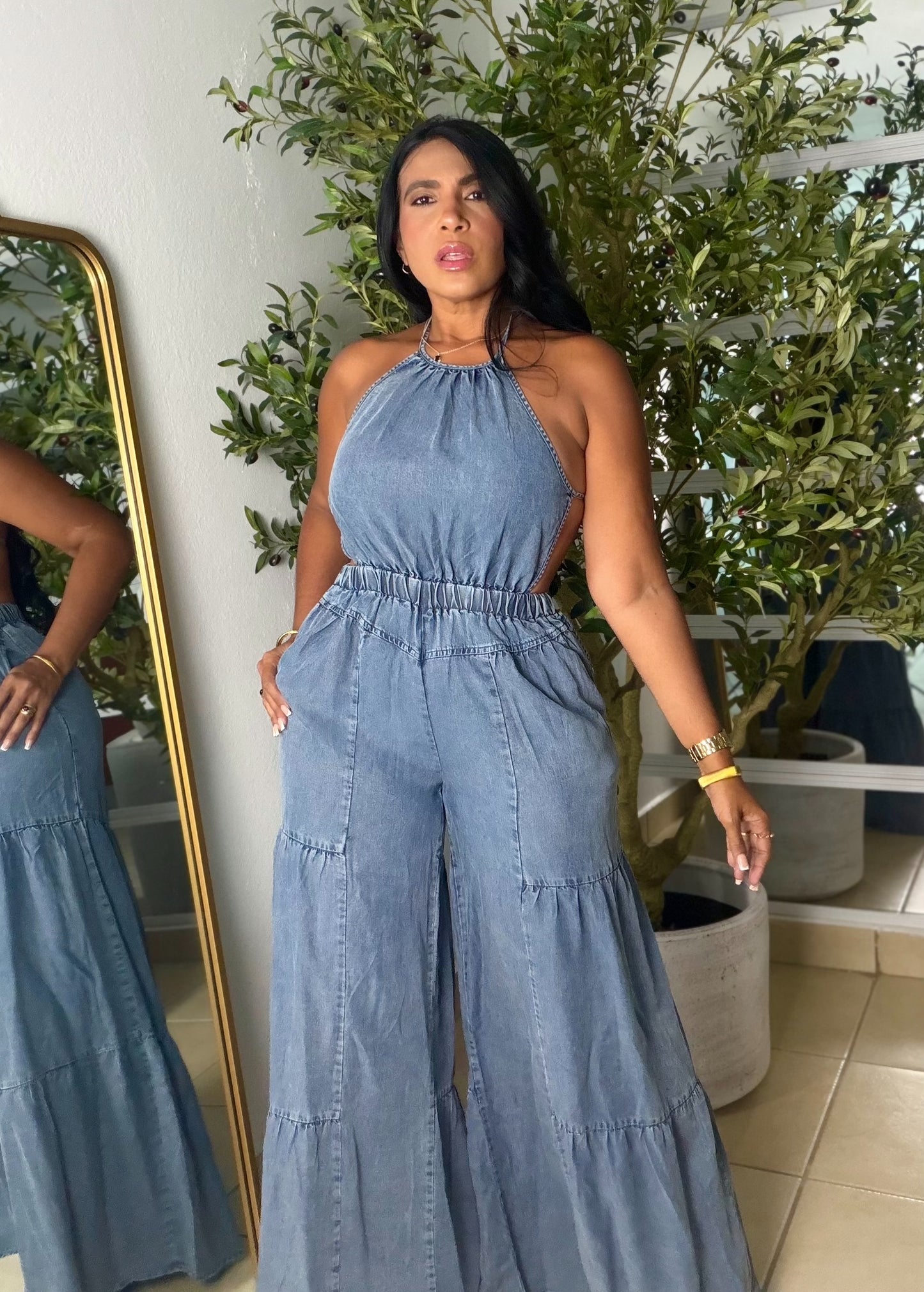 Cut-Out Denim Liviano Jumpsuit expandible y ajustable. No zipper ni botones. Tiene bolsillos