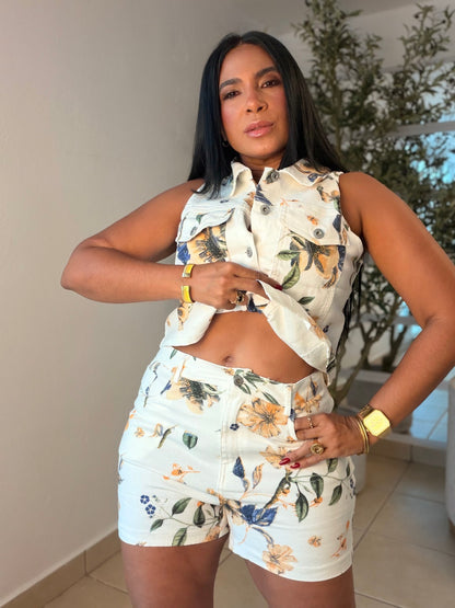 “Valeria” Denim White with flowers Set de Top tipo vest y shorts biennn expandible