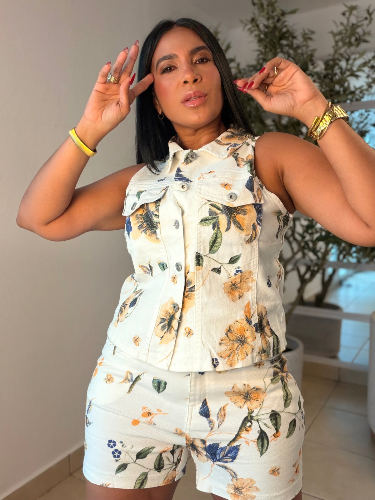 “Valeria” Denim White with flowers Set de Top tipo vest y shorts biennn expandible