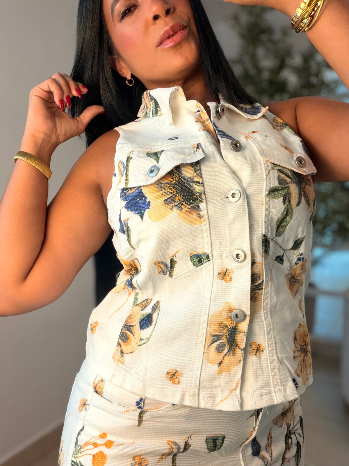 “Valeria” Denim White with flowers Set de Top tipo vest y shorts biennn expandible