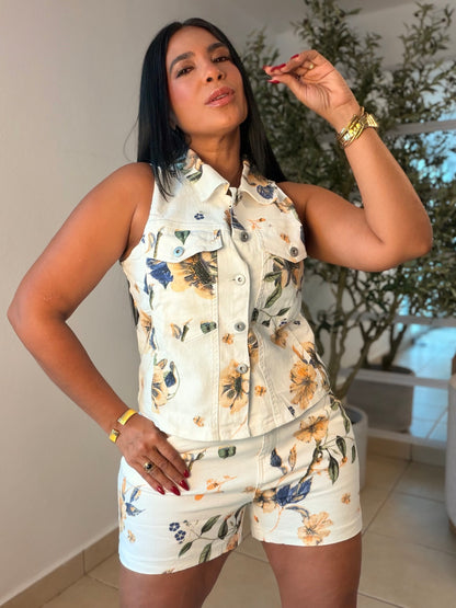 “Valeria” Denim White with flowers Set de Top tipo vest y shorts biennn expandible