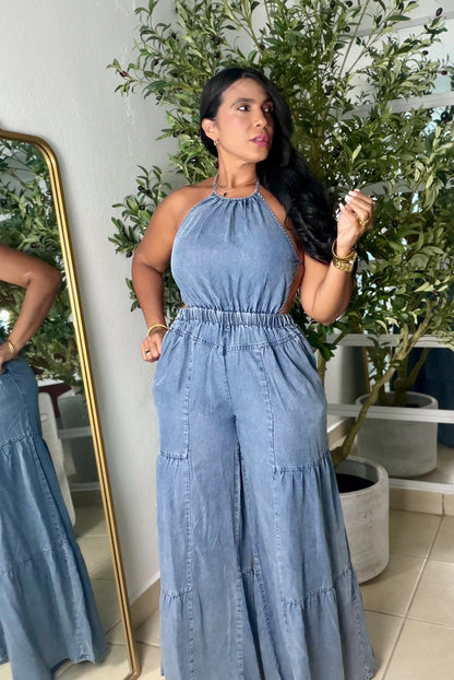 Cut-Out Denim Liviano Jumpsuit expandible y ajustable. No zipper ni botones. Tiene bolsillos