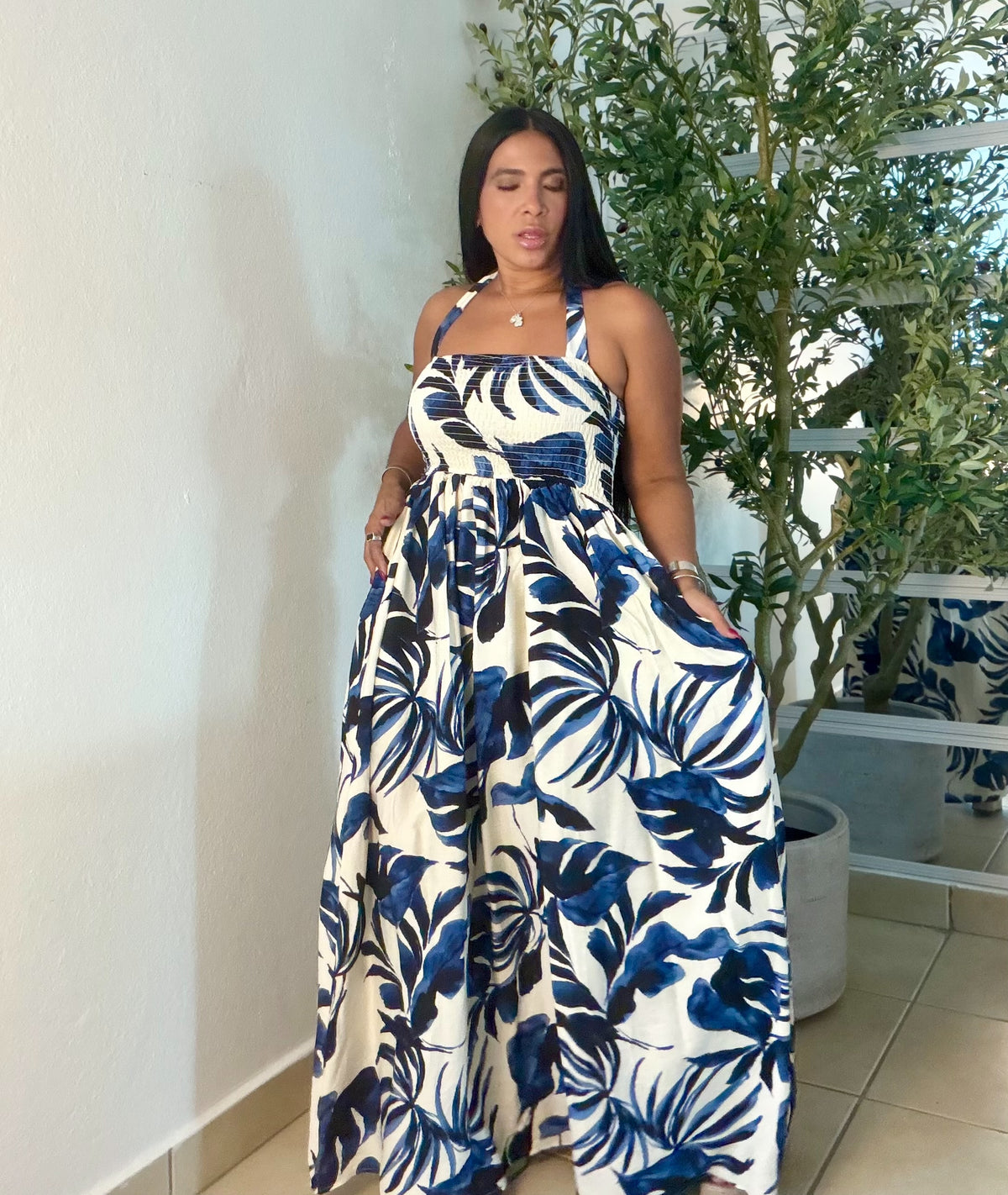 Jaravacia Leaves Blue Spandex Halter and tube Maxi Dress ( color azul bienn spandex y tiene bolsillos) puesto small